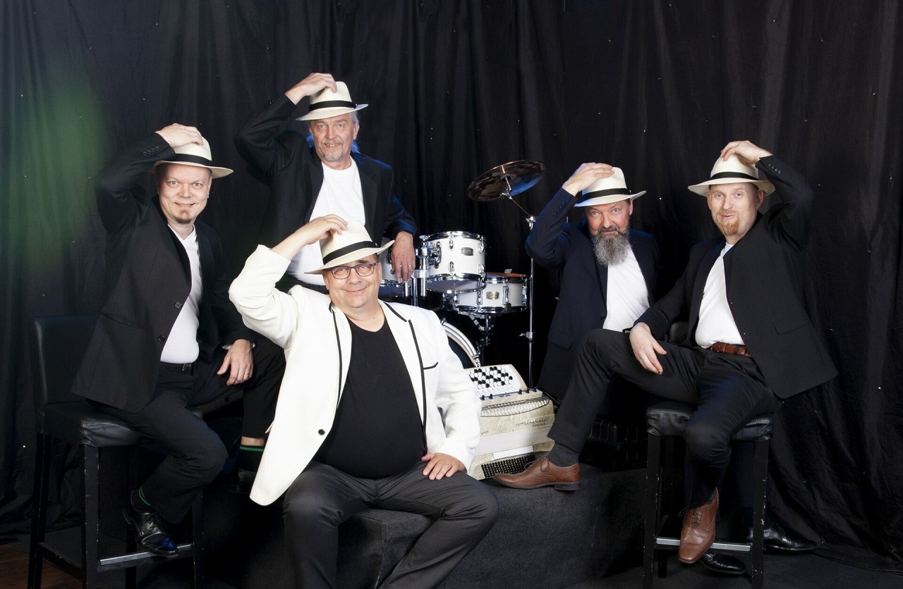 La 5.7 o 19.30 Matti-Sakari ja Pekkaniskan Pojat sekä Ari Salo + karaoke