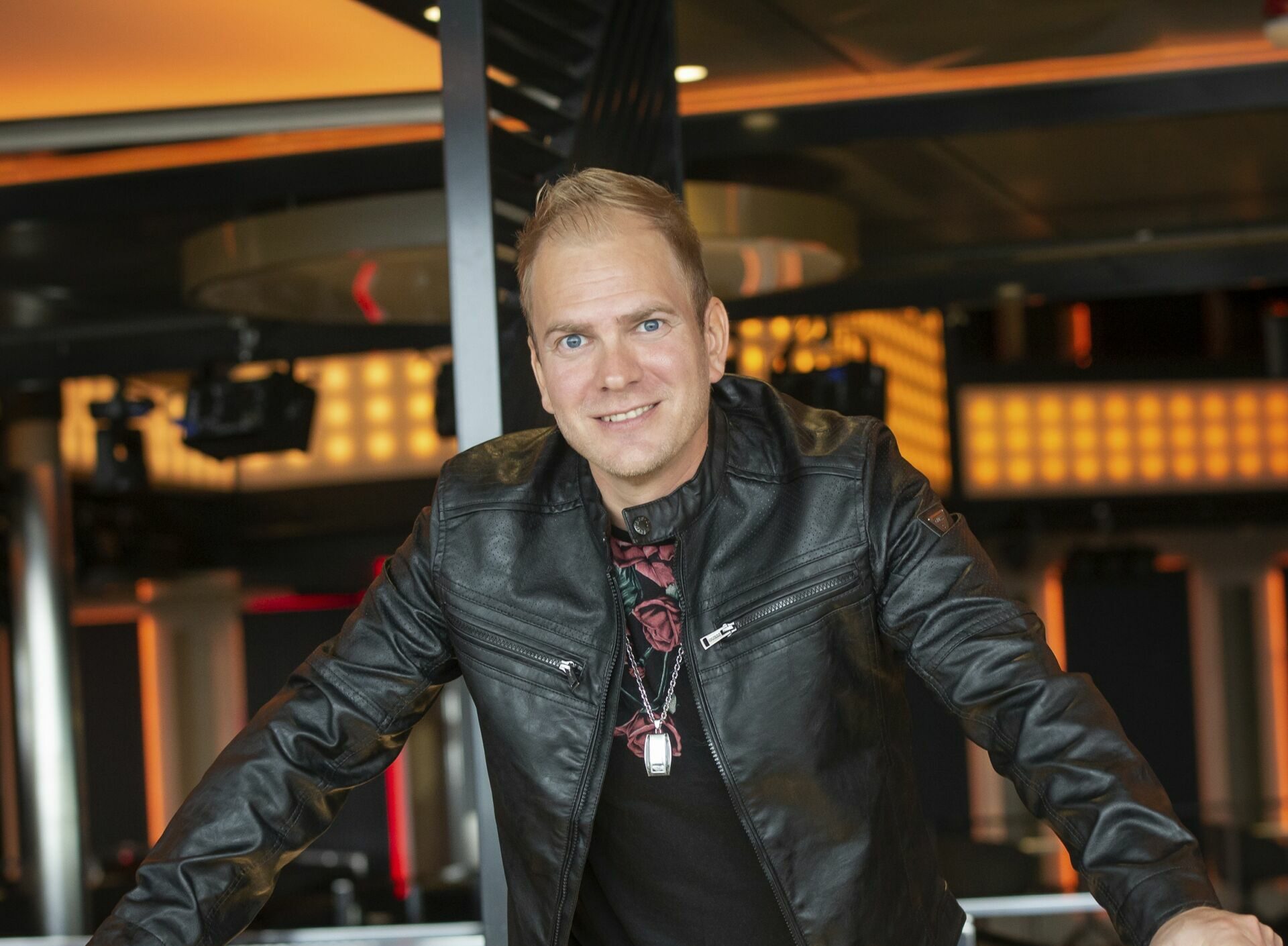 Pe 27.6. klo 20.00 Mikko Mäkeläinen & Myrskylyhty sekä Tuija Mäensivu & Antti Särösalo Duo + karaoke